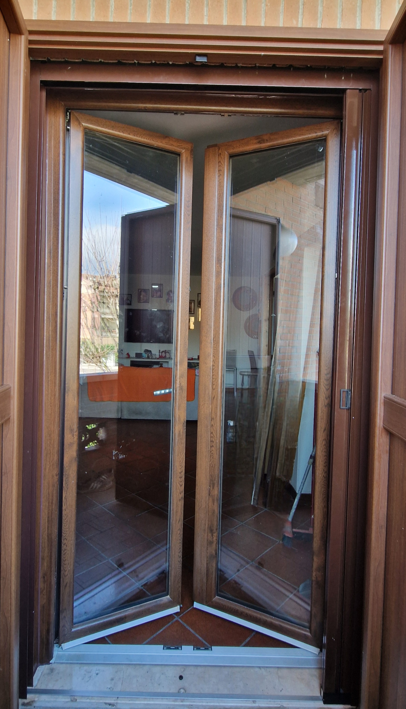 best house porte finestre infissi colore castano scuro pvc